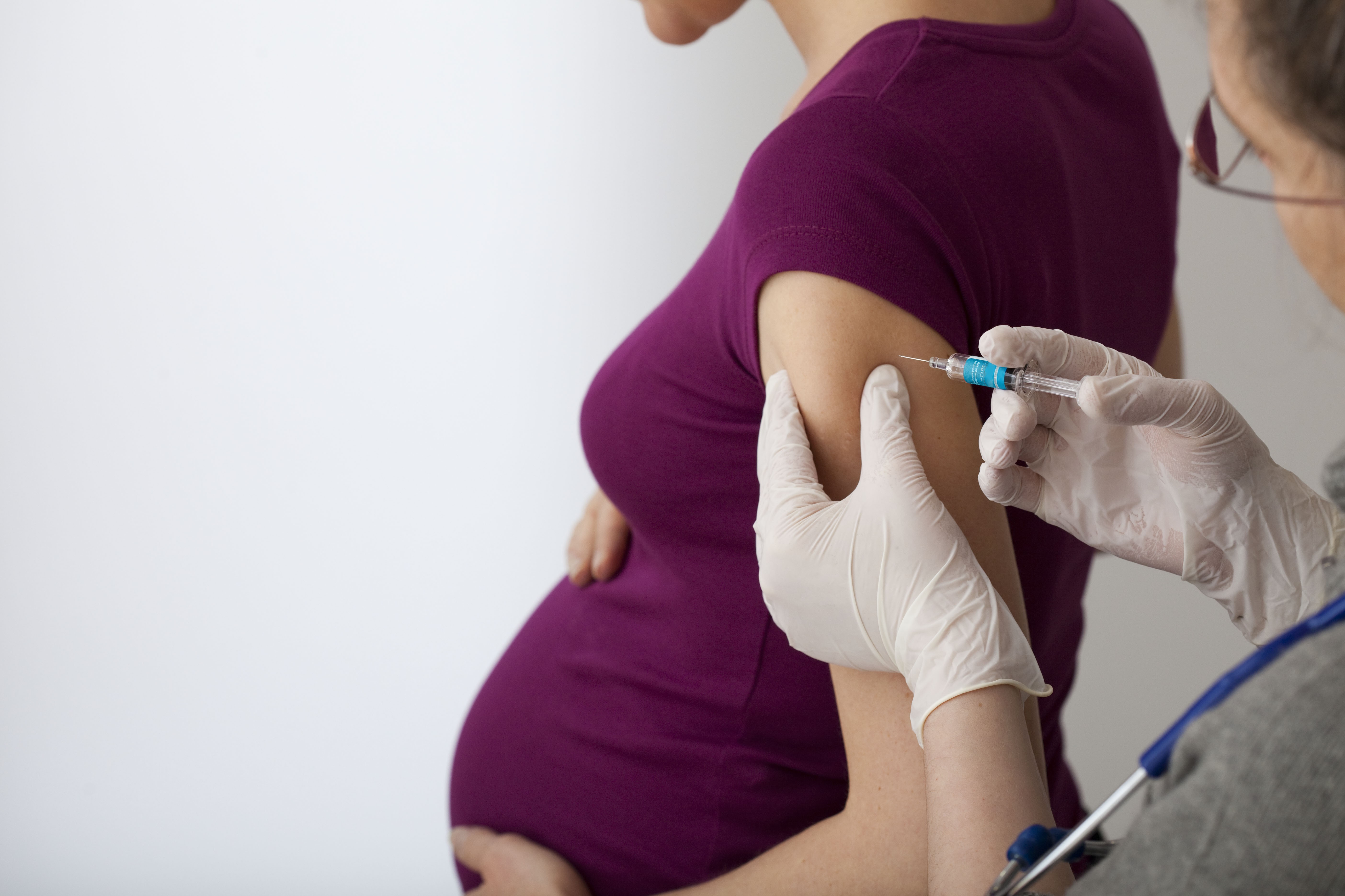 4 em cada 10 gestantes ainda não sabem que existe vacina contra doença que pode ser fatal em bebês