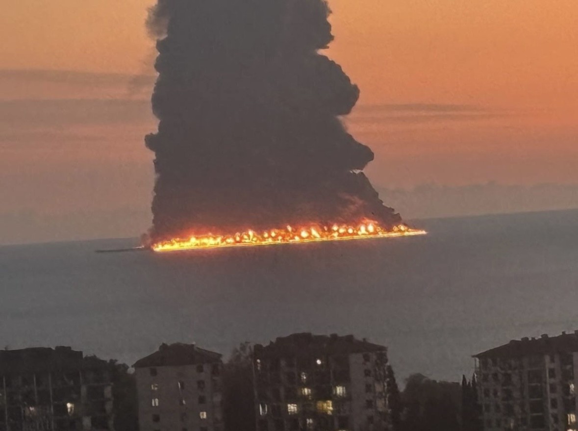 Vídeo: drone atinge petroleiro perto de cidade turística no litoral da Rússia e provoca incêndio