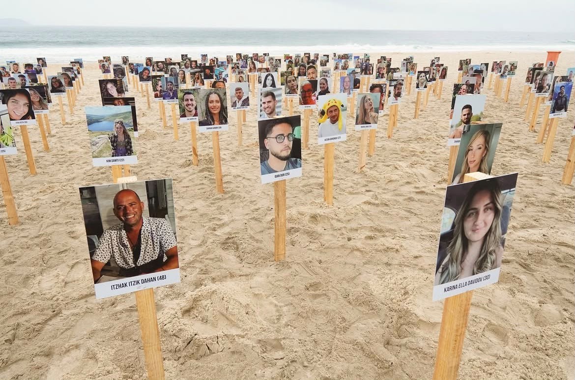 Ato na praia de Ipanema homenageia vítimas três anos após ataque do Hamas a Israel