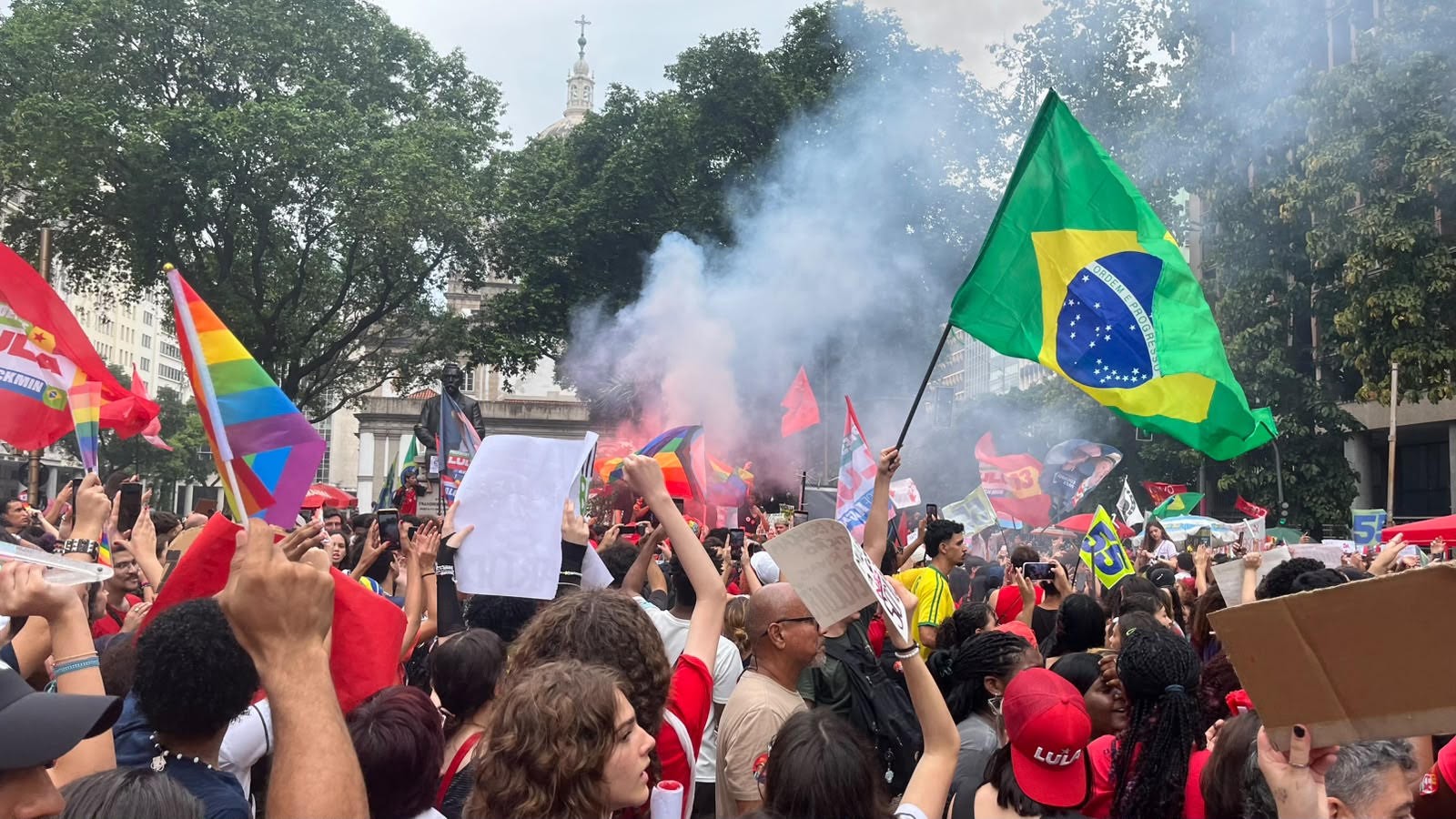 Milhares participam de protesto em apoio a Lula no Rio
